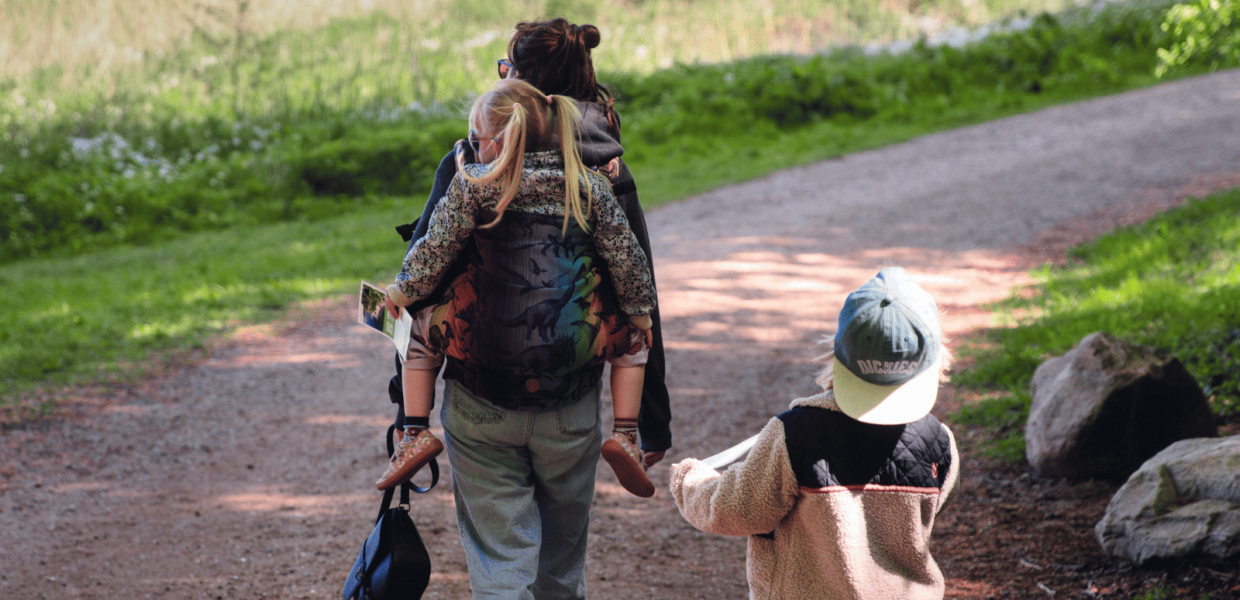 Familie går tur i naturen nær Fredericia